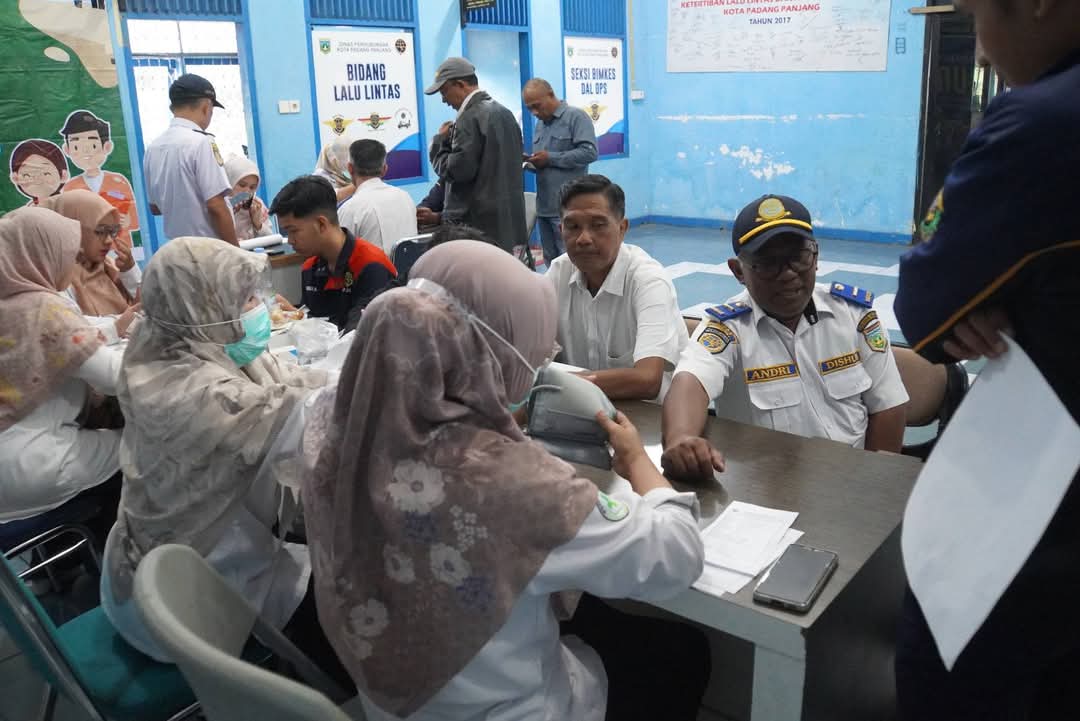 Petugas SSA Dishub Padang Panjang saat jalani check kesehatan.